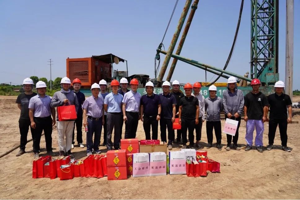 集團工會(huì )領(lǐng)導高溫下深入沅江項目建設地慰問(wèn)一線(xiàn)職工